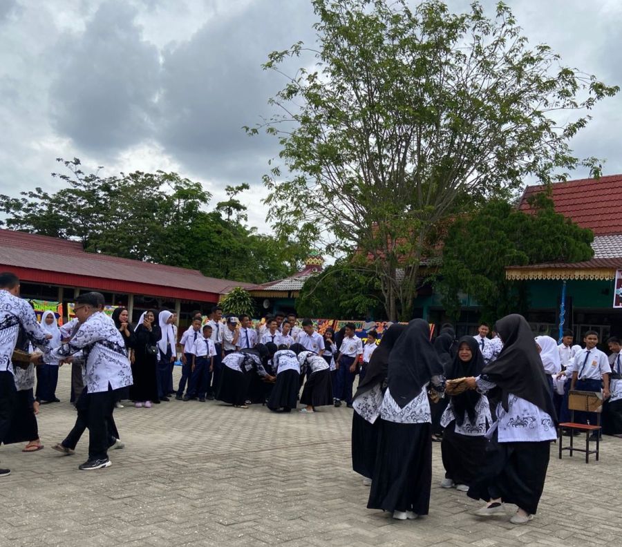 Keluarga Besar SMP 8 Pekanbaru Taja Peringatan HUT PGRI Ke-80 & Hari Guru Nasional