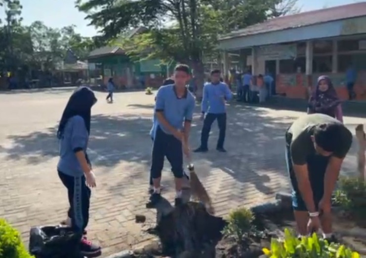 Keluarga Besar SMPN 8 Pekanbaru Tunjukkan Aksinya