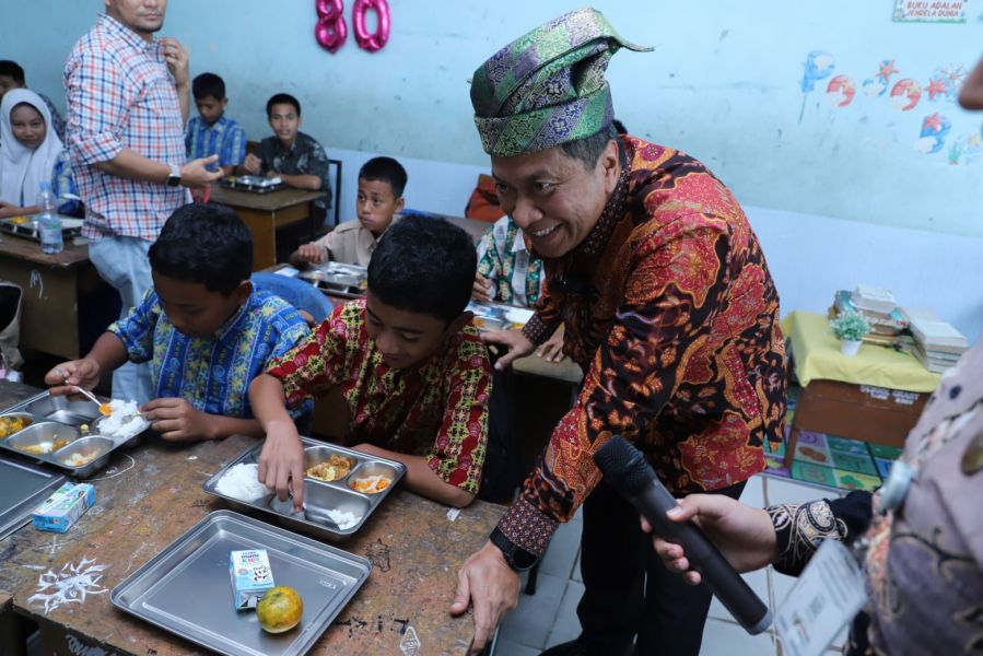Wakil Menteri dan Walikota Pekanbaru Tinjau Program Makan Gratis di SMPN 16